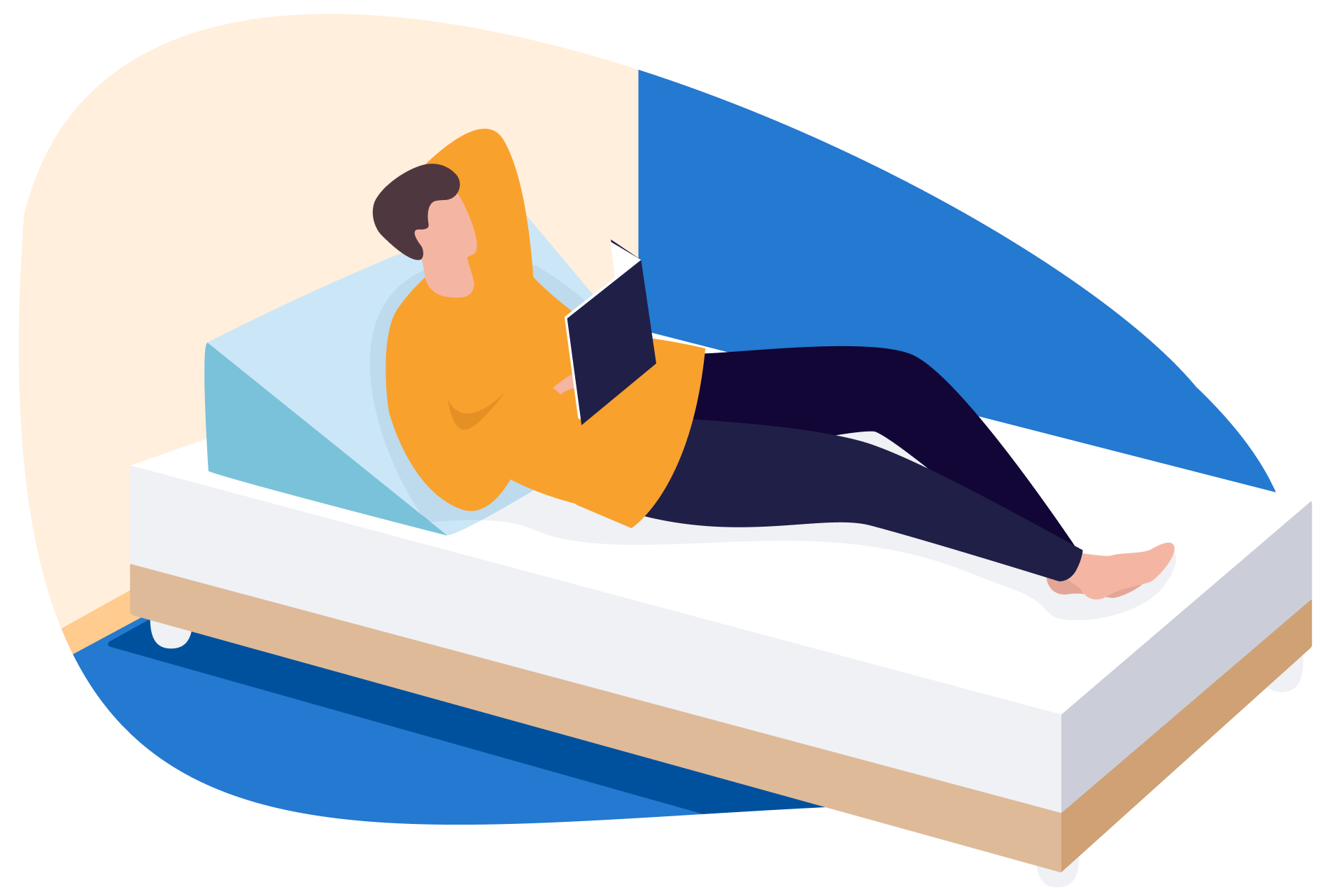 Imagem de um homem deitado na cama, apoiado em uma almofada de cunha, mexendo no computador.